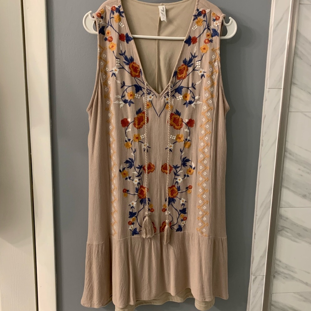 Knee length dress with embroidery